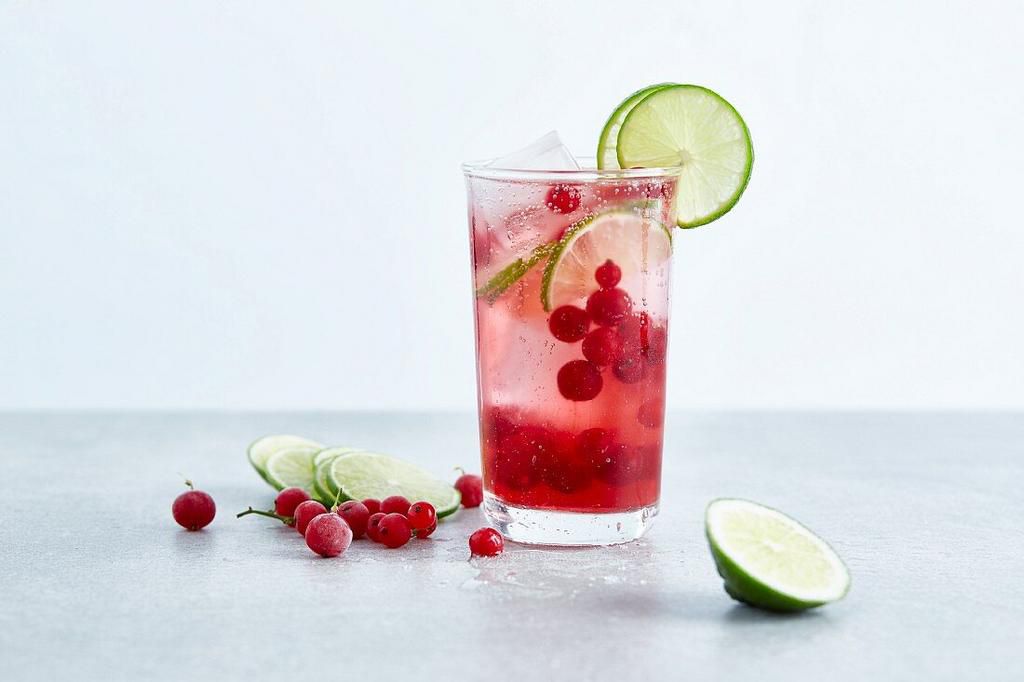 Cranberry and lime spritzer with lemonade [imageprofessionals]