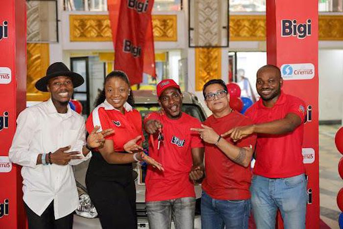 Photo shows Kehinde Adewole (middle), a Bigi consumer and winner of the grand prize of a brand new car and other exciting prizes, with Boluwatife Adedugbe (second left), Assistant Brand Manager, Beverage and Bakery, Rite Foods Limited; Francis Davis (s...