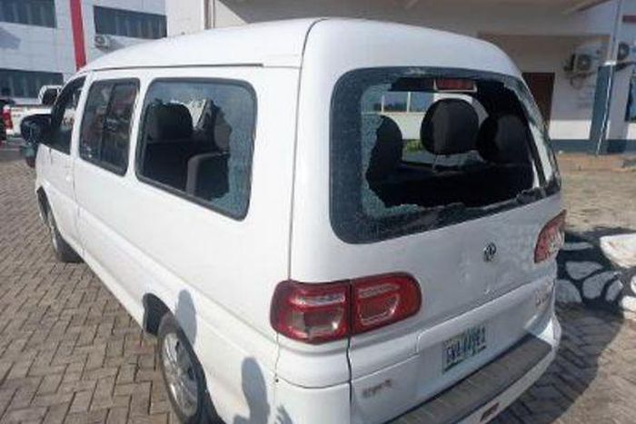 Oyo College students hold EFCC operatives hostage, vandalise bus [Facebook:EFCC]