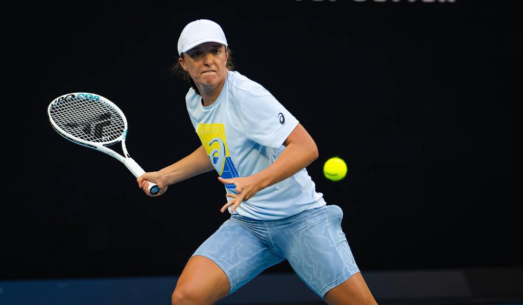 Swiatek, Iga in action