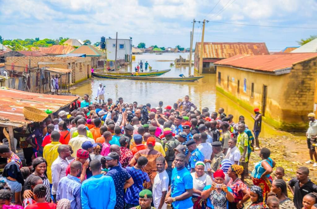 Peter Obi welcomed with cheers as he ride boat to visit Benue flood victims