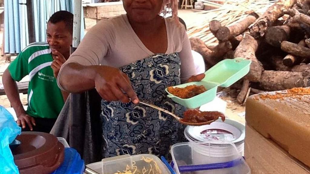 Buying food from roadside vendors [Guardiannigeria]