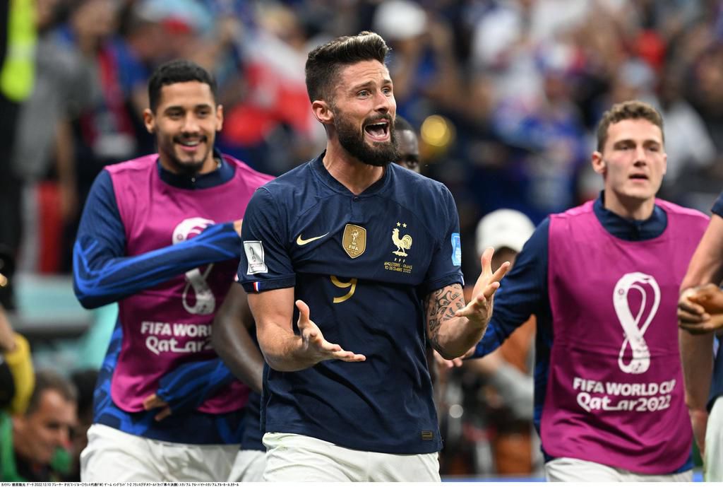 Giroud in action for France