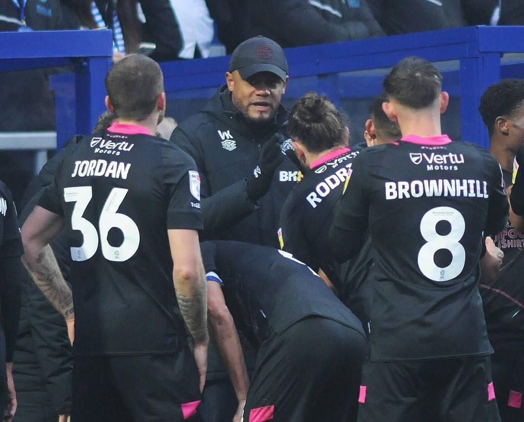 Football - 2022 / 2023 EFL Sky Bet Championship - Queens Park Rangers vs Burnley - Loftus Road Stadium - Sunday 11th December 2022 Burnley Manager, Vincent Kompany talks to his players