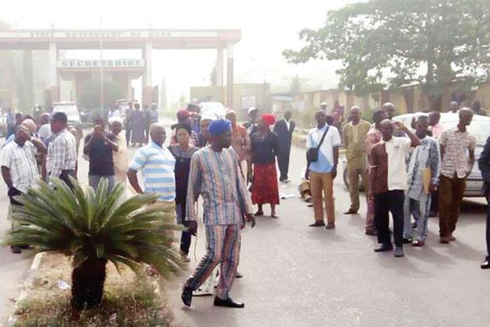 Osun-workers (Credit: Punch Newspaper)