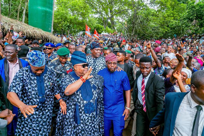 Gov Adeleke presents as Osun-Osogbo festival ends with funfair. [Twitter:@AAdeleke_01]