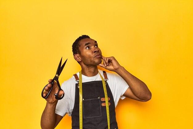 Black man with scissors [Freepik]