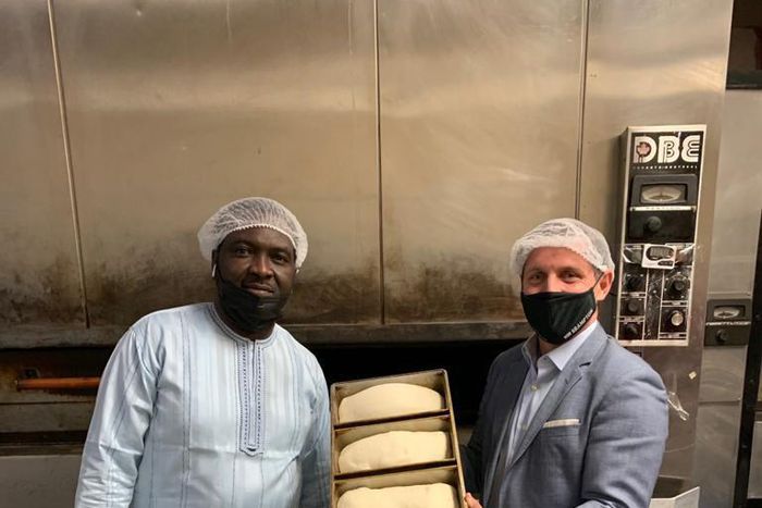 Wale Oladapo takes a pictures with the Mayor of Brampton [Twitter]