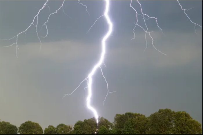Thunder strikes 3 suspected kidnappers to death in Kwara. [FOX]
