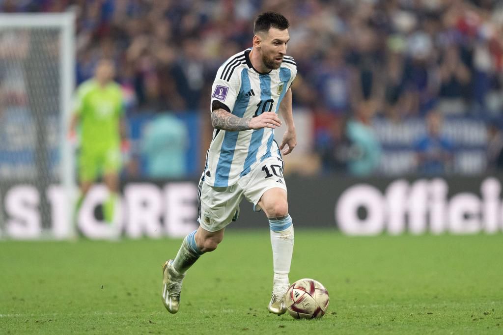 December 18, 2022, Lusail, Qatar: LUSAIL, QATAR - DECEMBER 18: Lionel Messi 10 of Argentina dribbles the ball during the FIFA World Cup, WM, Weltmeisterschaft, Fussball Qatar 2022 Final game between France and Argentina at Lusail Stadium