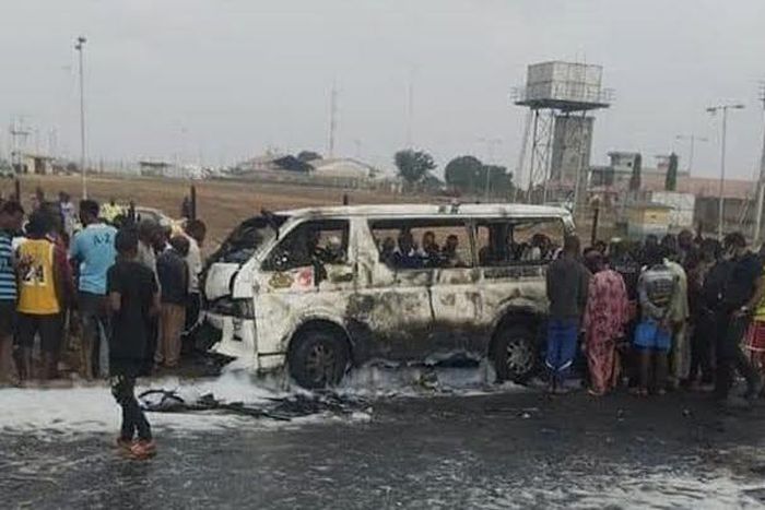 15 killed, burnt beyond recognition in Enugu highway crash.
