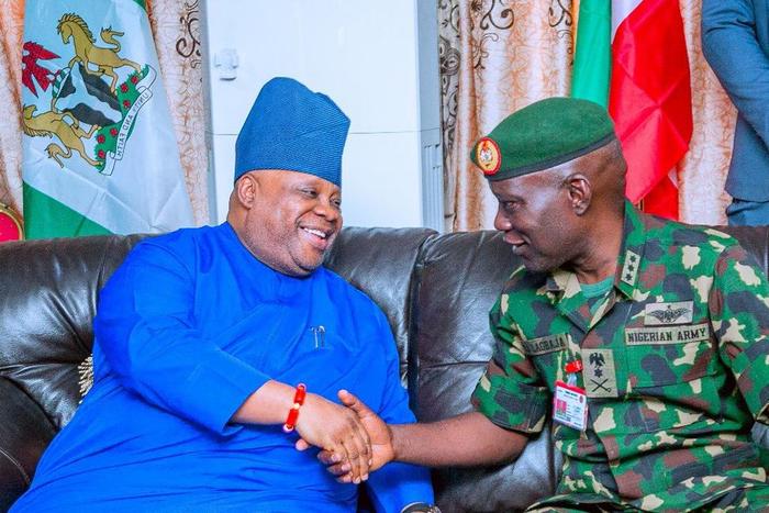 Governor Ademola Adeleke hosts the Chief of Army Staff, General Taoheed Lagbaja to Osun State. [Twitter:@AAdeleke_01]