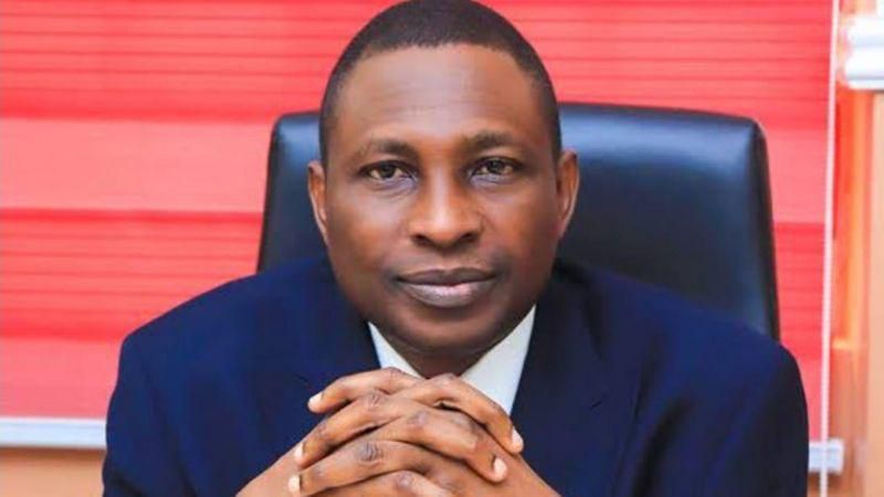 A Comissão Económica e Financeira da Nigéria apela urgentemente aos jovens para que se envolvam na luta contra a corrupção. Durante uma reunião em Kano, o presidente da comissão sublinhou a importância da unidade da juventude nesta luta crucial. São criadas estruturas para facilitar a colaboração dos jovens dentro da organização, especialmente através de clubes de integridade nas escolas. Os jovens são incentivados a denunciar comportamentos antiéticos nas suas comunidades. Mensagens de apoio foram expressas por organizações da sociedade civil e jornalistas. É claro que a juventude nigeriana tem um papel crucial a desempenhar na luta contra a corrupção para ajudar a construir uma sociedade mais justa e ética.