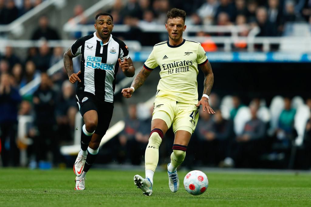 IMAGO / NurPhoto  Newcastle United v Arsenal - Premier League Ben White of Arsenal and Callum Wilson of Newcastle United in action during the Premier League match between Newcastle United and Arsenal at St. James s Park