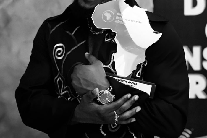 Tobi Bakare receives award at TFAA 2023 [Instagram/tobibakare]