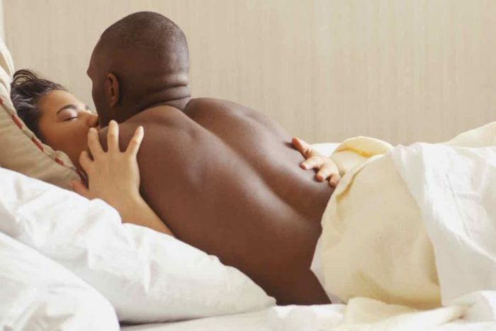 ___7684096___2017___12___4___15___Couple+in+bed