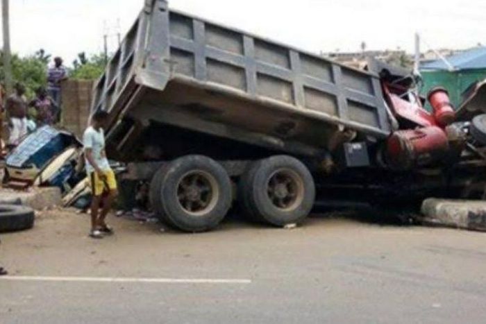 Truck crushes 2 hawkers to death on Lagos-Ibadan expressway (Guardian)