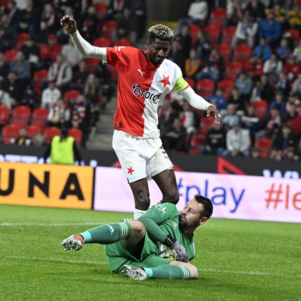 Peter Olayinka tried but failed to find a way past Sivasspor