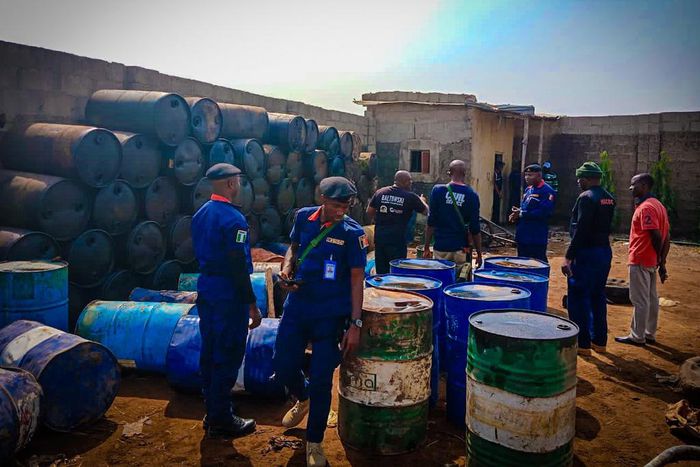 Commandant Joachim Okafor centre and others during the raid. [Twitter:@official_NSCDC]