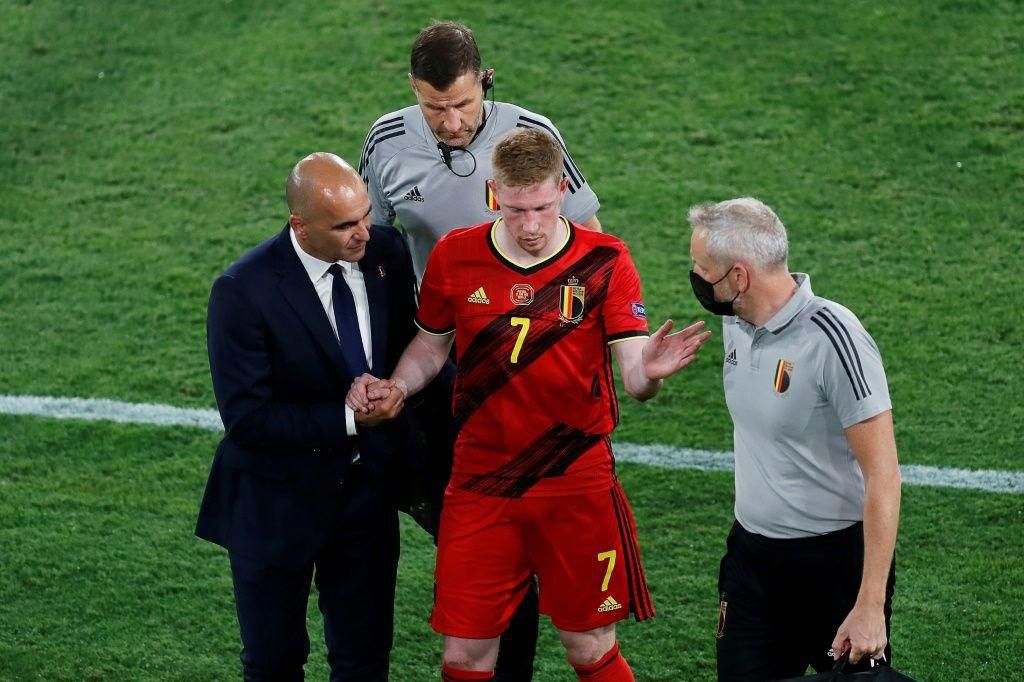 Belgium coach Roberto Martinez (L) and playmaker Kevin De Bruyne (C).
