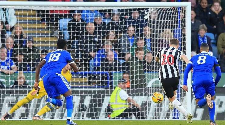 Chris Wood opened the scoring for Leicester City with a well-taken penalty in the 3rd minute