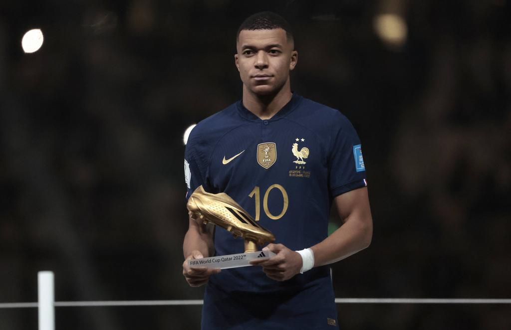 Kylian Mbappe with his golden boot.