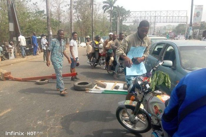 Oyo protesters urge govt to prevail on banks to collect old naira notes.
