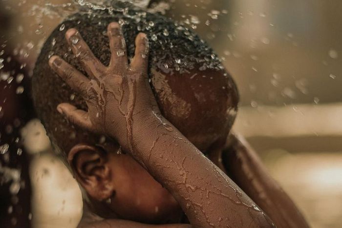 A child taking a bath [Image: Gpop Yef]