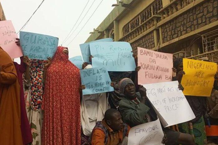 Gurasa sellers protest high price of flour in Kano.