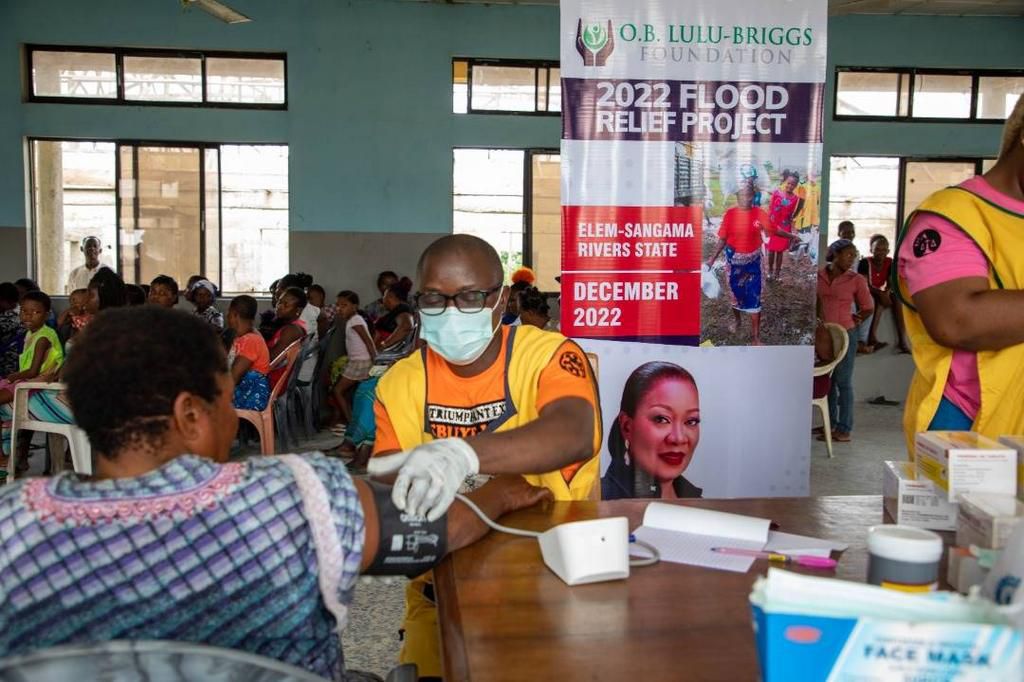 O.B. Lulu-Briggs Foundation Donates relief items to Elem-Sangama flood victims