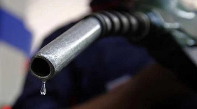 Neste poderoso excerto de uma publicação de blogue, aprofundamos os desafios económicos enfrentados pelos automobilistas na Nigéria no meio de um aumento nos preços da gasolina. O recente aumento dos preços na bomba agravou a situação já precária da população, causando frustração e descontentamento. Os nigerianos estão a expressar consternação com a escassez de combustível e os constantes aumentos de preços que estão a minar os seus meios de subsistência. Aumentam os apelos à ação para que o governo encontre soluções duradouras para esta crise que afeta diretamente a vida quotidiana dos cidadãos.