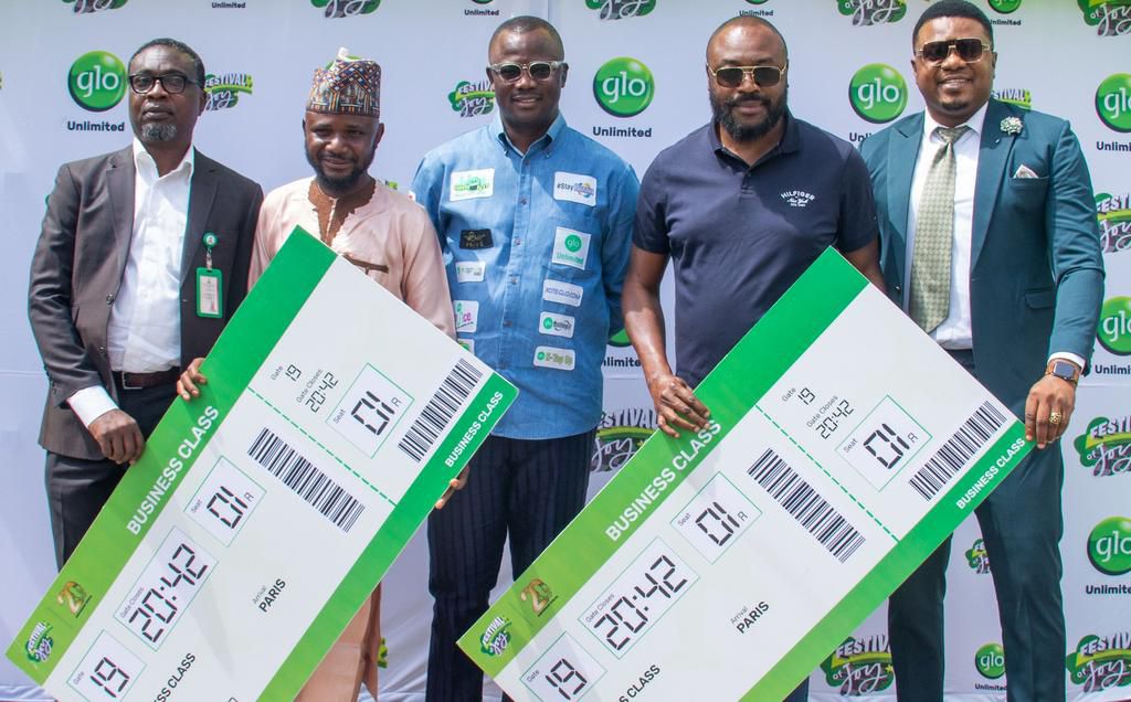 L-R: Mr. Martin Oteh of the National Lottery Regulatory Agency; Mallam Shittu Tanko, a winner, Globacom’s Regional Head, North Central, Mr. Kemi Kazeem Kaka; another winner, Mr. Sola Dani and Globacom influencer, Mr. Ken Erics, at the presentation of B...