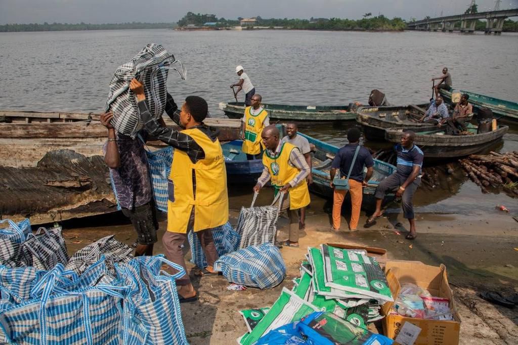 O.B. Lulu-Briggs Foundation Donates relief items to Elem-Sangama flood victims