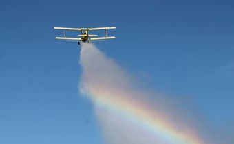Plane dumping fuel