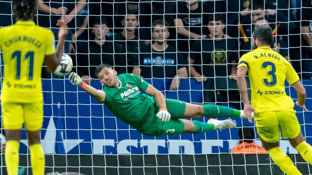Geronimo Rulli makes a save for Villarreal as Samuel Chukwueze and Raul Albiol watches on