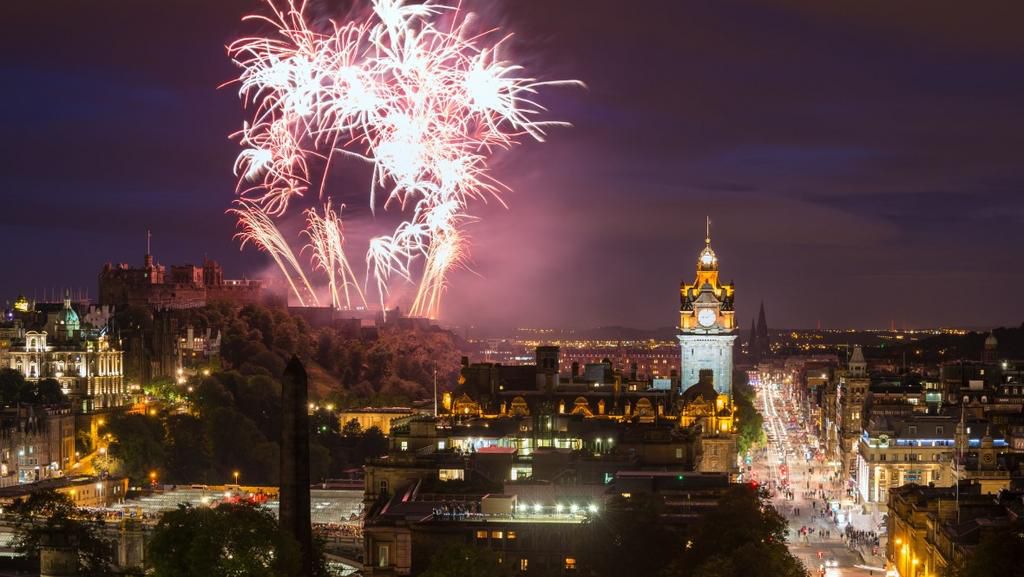 Spectacular Edinburgh firework display thrills thousands of revellers [STVNews]