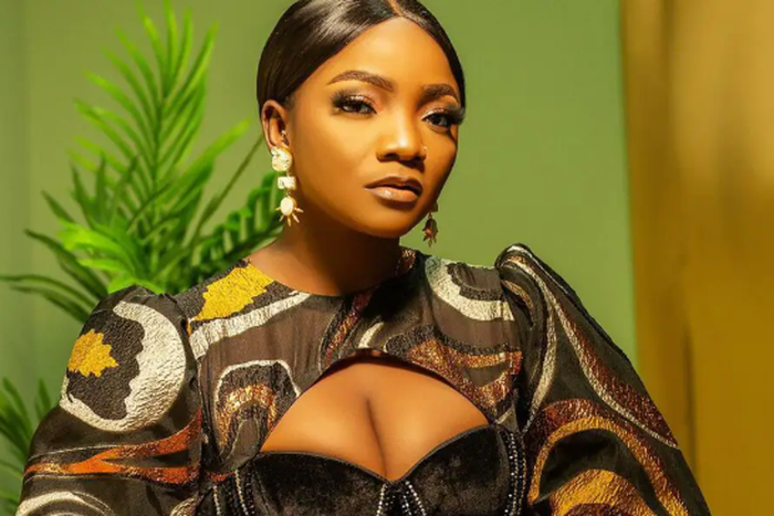 Simi had an embarassing experience at the passport office [Instagram]