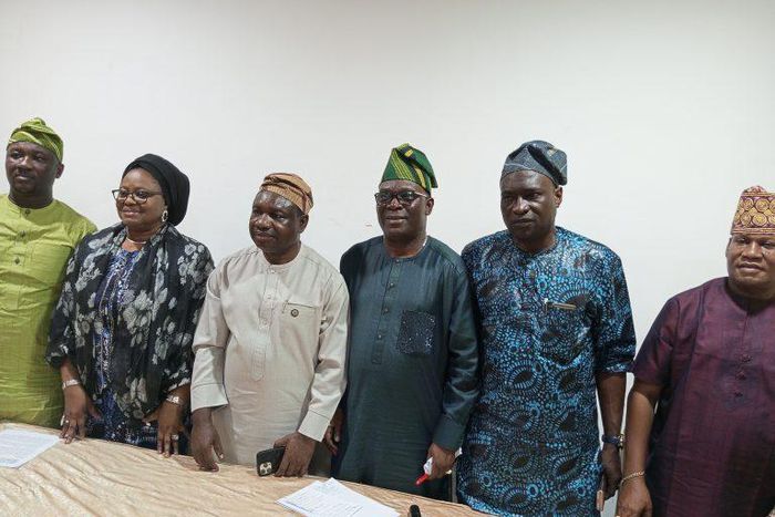 APC’s Publicity Secretary Seye Oladejo (Fourth Left), and other leaders of the party at the news conference on Thursday in Ikeja.