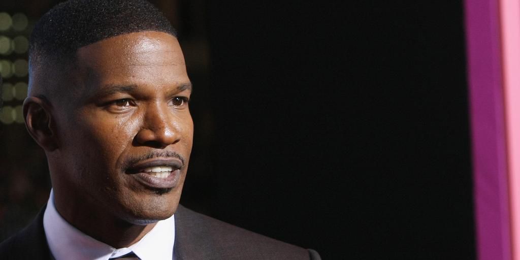 Katika spesho yake mpya ya Netflix inayoitwa "Nini Kilichotokea...", Jamie Foxx anafichua maelezo ya kutisha ya vita vyake na kuvuja damu kwenye ubongo na kiharusi ambacho kilikaribia kumuua. Kuanzia na maumivu ya kichwa yasiyo na madhara, hadithi yake inaangazia umuhimu wa kuitikia katika tukio la dharura ya matibabu. Uzoefu wake unaonyesha udhaifu wa maisha na athari za wapendwa walio macho. Azimio na uwazi wa Foxx huhamasisha kushinda shida na kutanguliza afya na siha.