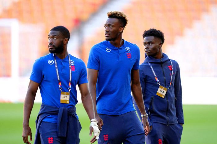 Fikayo Tomori (l) and Tammy Abraham (m) have been left out of England squad for the Qatar 2022 World Cup.