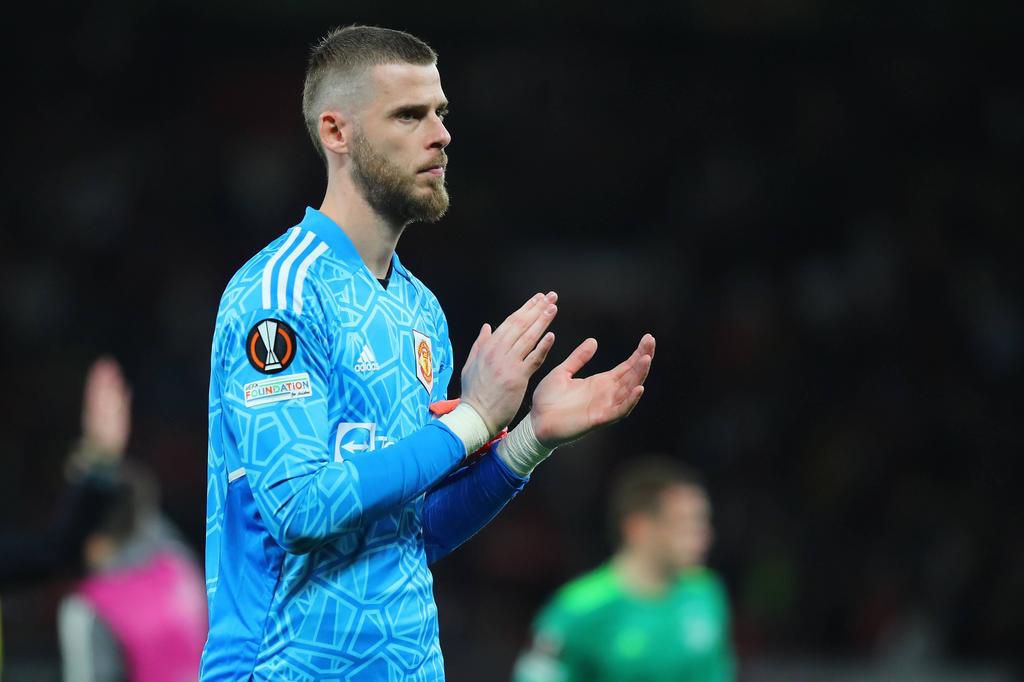David De Gea applauds the fans after the UEFA Europa League match between Manchester vs Sheriff Tiraspol at Old Trafford on October 27, 2022.
