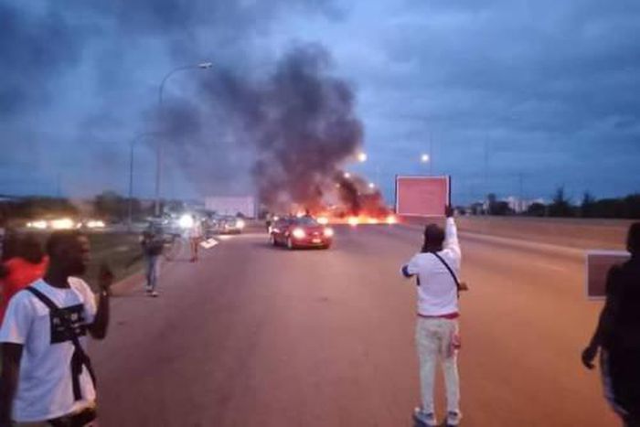 Protesters block the Abuja airport road (Omoyele Sowore)