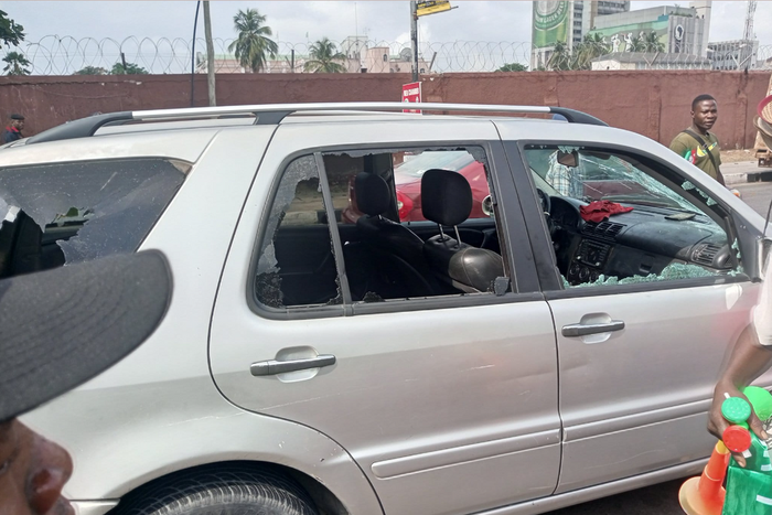 Lagoos hoodlums attack Labour Party supporter during Peter Obi's rally. [The Punch]