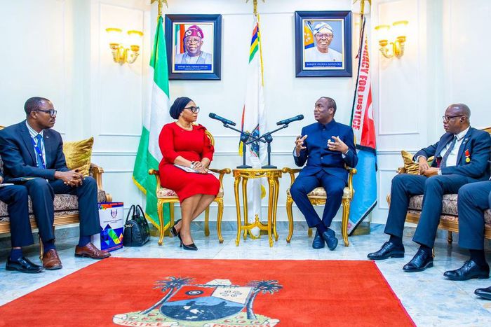 Lagos State Deputy Governor, Dr Obafemi Hamzat, presenting a souvenir to the Registrar, Nigeria Institute of Management, Mrs Taiwo Olusesi. [Twitter:@drobafemihamzat]