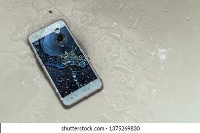 How to protect your phone from water damage [shuttershock]