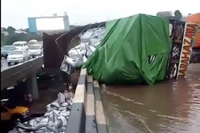 LASTMA said efforts were on to remove the truck from the road [Vanguard]