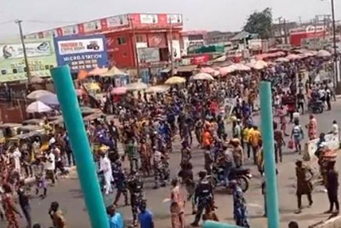 Chaos in Ibadan as residents protest over naira and fuel crisis.