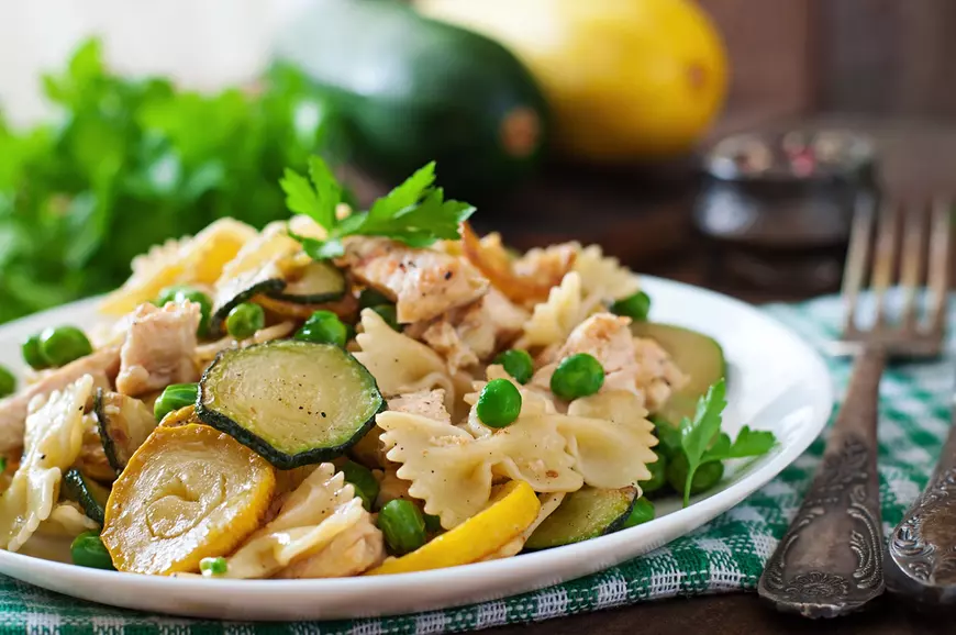 Pasta with zucchini and garlic