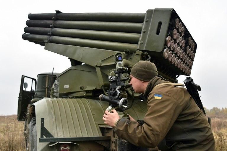A Ukrainian serviceman aims a 122 mm MLRS BM-21 Grad during military exercises near Kiev on October 28, 2016