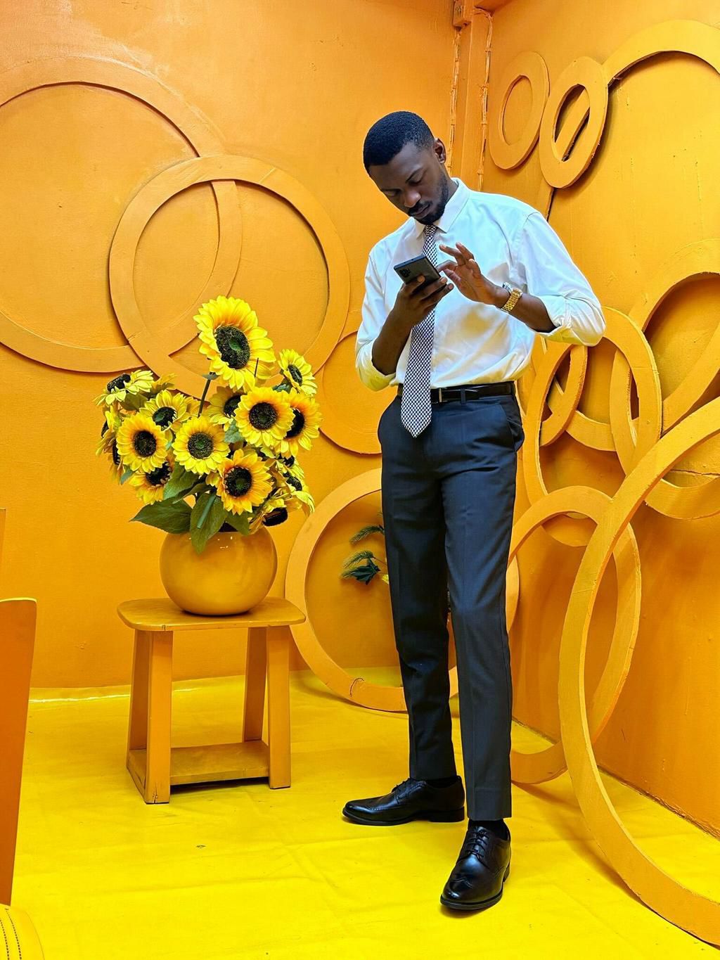 Adekunle's tie is at awkward length [Twitter/adekunleolpade]